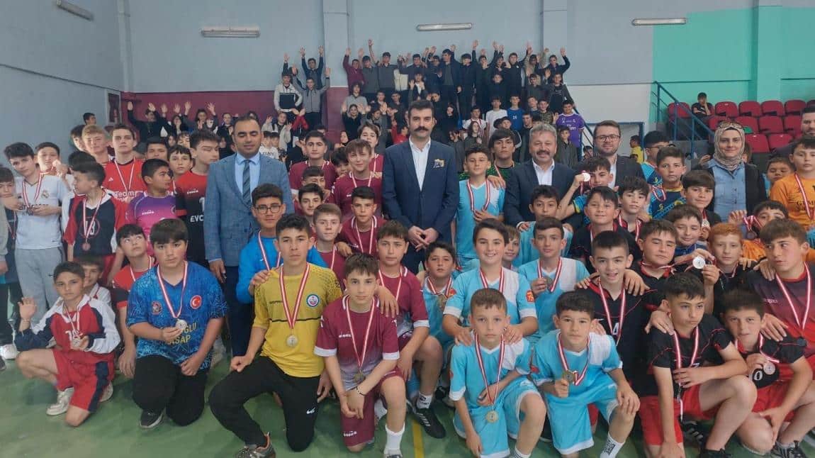 İlçemizde GENAP kapsamında düzenlenen futsal turnuvasında küçük erkekler futsal takımımız ilçe birincisi oldu